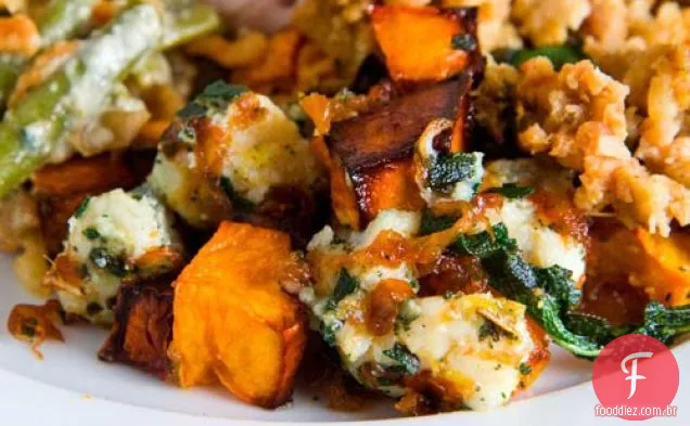 Abóbora assada com cebola caramelizada, Gorgonzola e sálvia frita crocante
