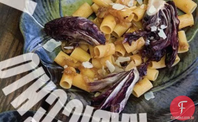 Massa padrão Groovy com Radicchio refogado e cebola caramelizada