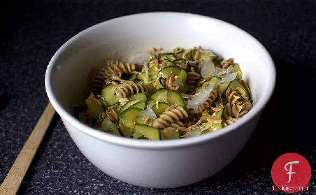 Salada De Macarrão Com Abobrinha E Amêndoa