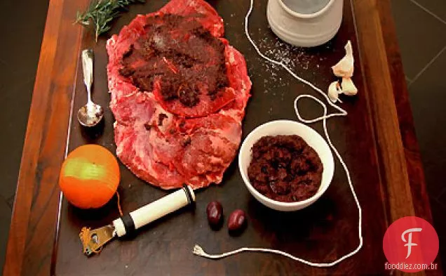 Perna desossada grelhada de cordeiro recheada com Tapenade de azeitona