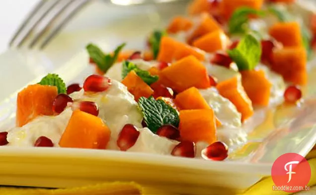 Burrata com caquis Fuyu, romã e hortelã