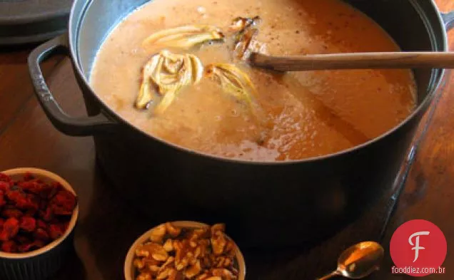 Sopa de erva-doce assada com nozes, palafitas e Cranberries secas