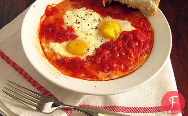 Ovos cozidos em molho de tomate com queijo ricota