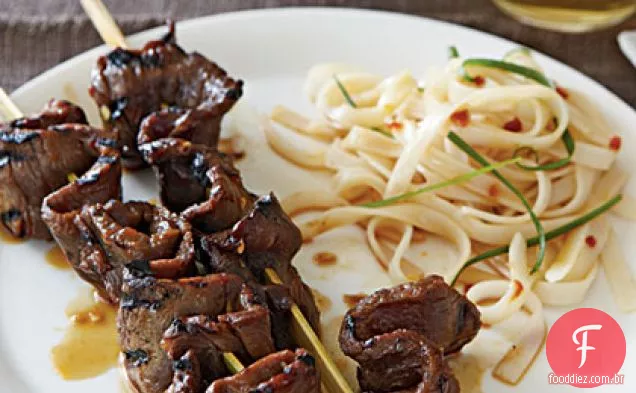 Espetos de carne ao estilo coreano com macarrão de arroz