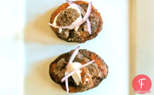 Banana com Caviar e purê de Feijão Preto