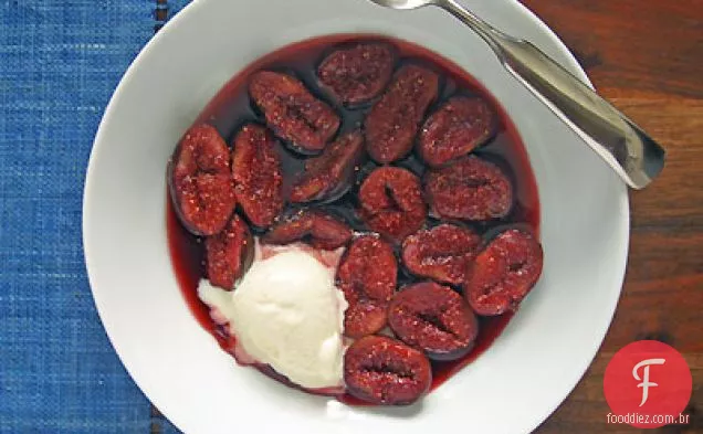 Lambrusco-figos escalfados com sorvete de baunilha