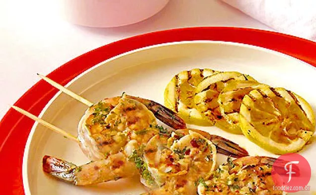 Espetos de camarão com Tomatillo-Salsa De Abacate e fatias de limão grelhadas