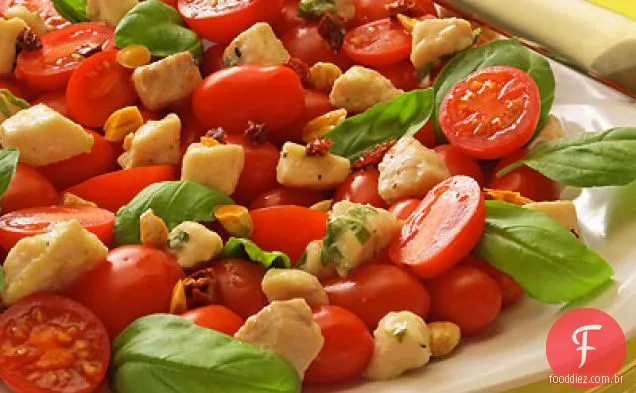 Marinado espadarte e salada de tomate com alho escaldante