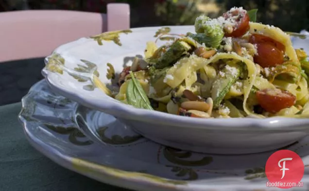 Tagliatelle Caseiro Com Flores De Abobrinha E Tomate Cereja