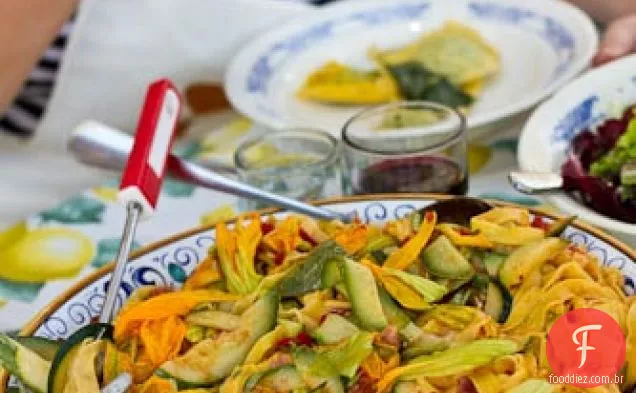 Macarrão Com Abobrinha E Flores De Abóbora