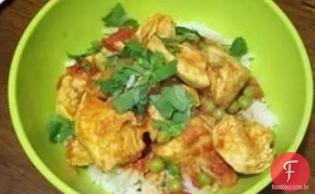 Frango da Índia oriental com tomate, ervilhas e coentro