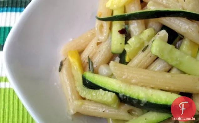 Macarrão Com Abóbora De Verão E Alecrim