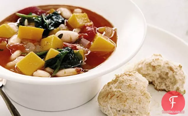 Sopa de abóbora e feijão branco com biscoitos de parmesão