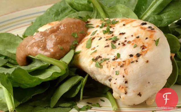 Peitos de frango salteados com molho cremoso de nozes