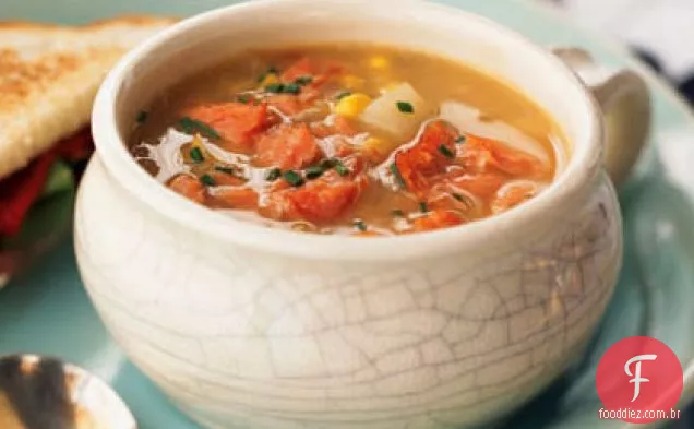 Sopa de milho doce com salmão defumado a quente