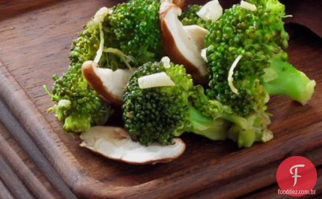 Salada de brócolis incrível de Greg com limão, alho e cogumelos Shitake