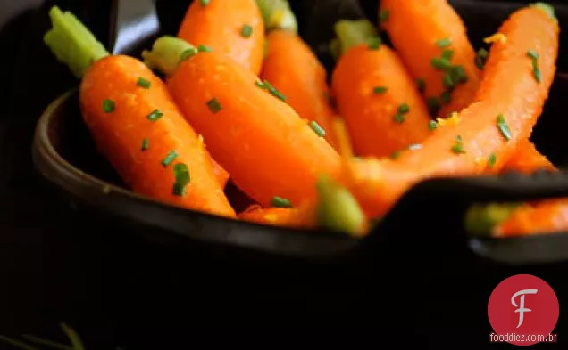 Cenouras perfumadas com gengibre com raspas de tangerina e cebolinha
