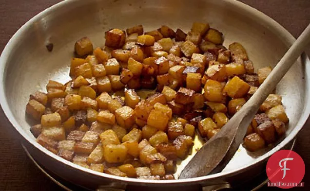 Rutabaga Homefries com pimentas, hortelã e bordo