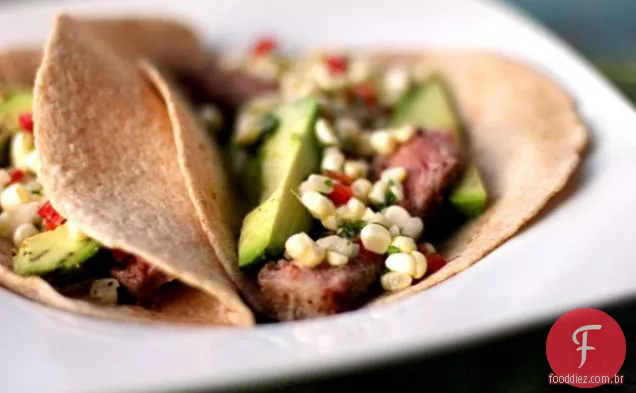 Tacos Macios Simples Do Bife Com Salsa Doce Do Milho