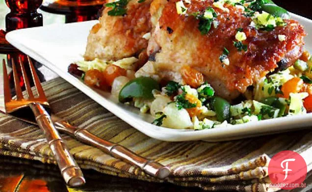 Coxas de frango assadas com cebola pérola, azeitonas verdes, passas douradas e limão preservado