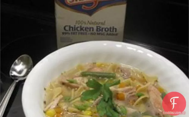 Macarrão de frango e sopa de legumes