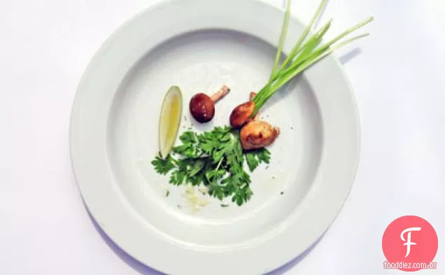 Salada do cogumelo do aipo e do Shitake do bebê com limão e Parmigiano-Reggiano