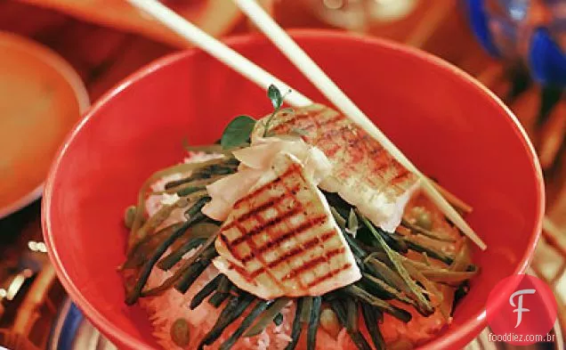 Miso-Glazed Robalo com feijão Asiático e pepino em conserva