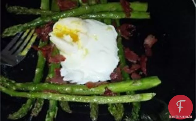 Espargos torrados com Prosciutto e ovo escalfado