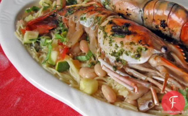 Camarões grelhados com macarrão au Pistou