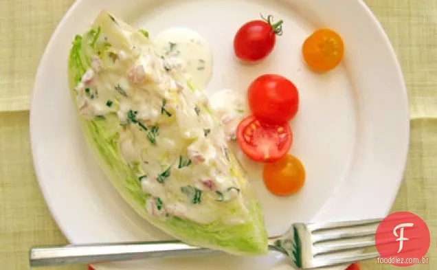 Salada de cunha Iceberg com molho cremoso de leitelho