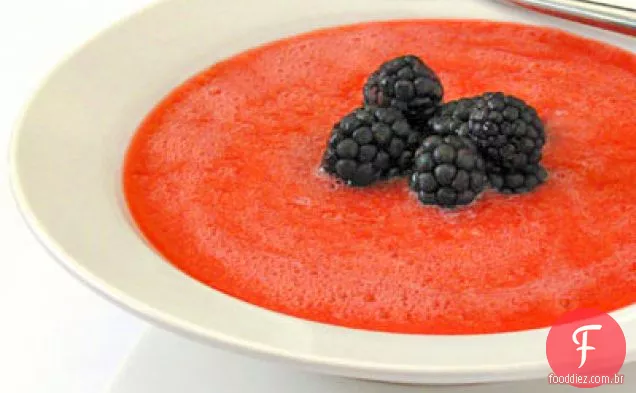 Sopa de ameixa com estragão e amoras