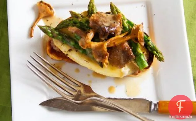 Chanterelle de Rosto Aberto, espargos e Sanduíche Brie