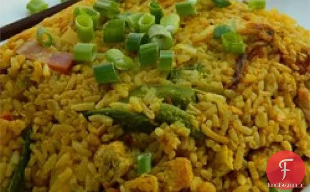 Arroz frito tailandês com abacaxi e frango