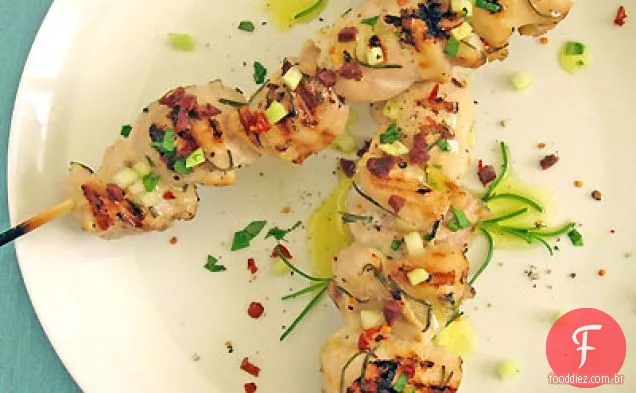 Espetos de frango com pepino picado, rúcula e azeitonas