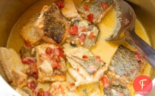 Salmão Keta selvagem do Alasca fervido em leite de coco