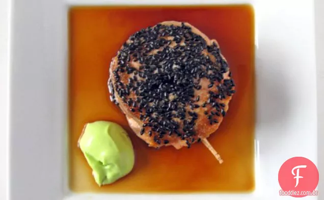 Rolos de salmão de gergelim com maionese de Wasabi