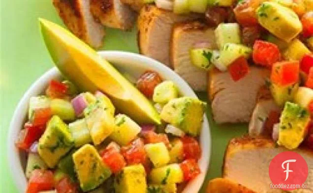 Cominho esfregou frango com salsa de abacate
