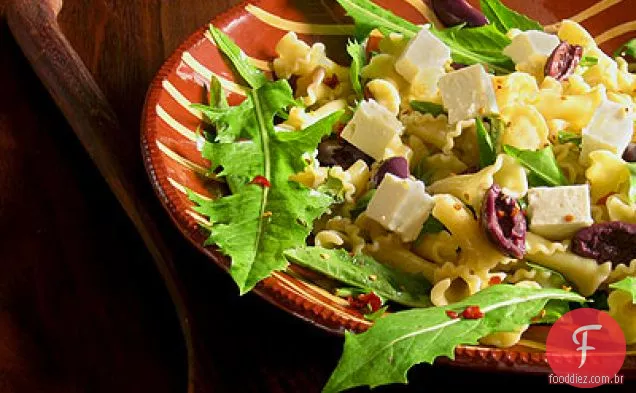 Salada de macarrão com verduras de dente-de-Leão e queijo Feta