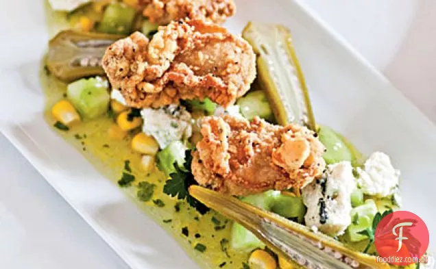 Ostras fritas com tomate verde, milho doce e vinagrete de queijo azul e quiabo em conserva rápido