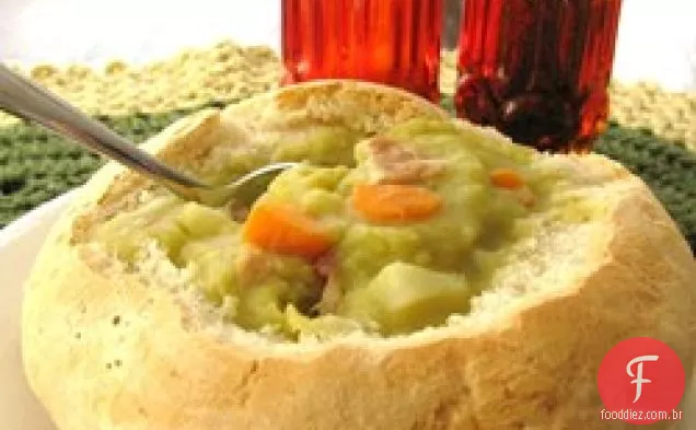 Fogão lento dividir sopa de ervilha com Bacon e Hash Browns