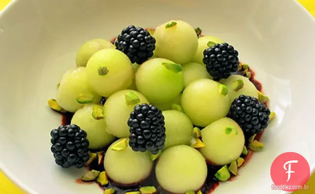 Salada de melão com limão Verbena molho de amora e pistache