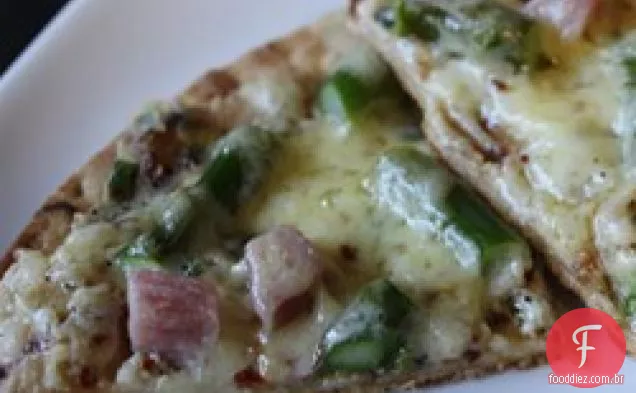 Pizza com presunto, aspargos e ricota