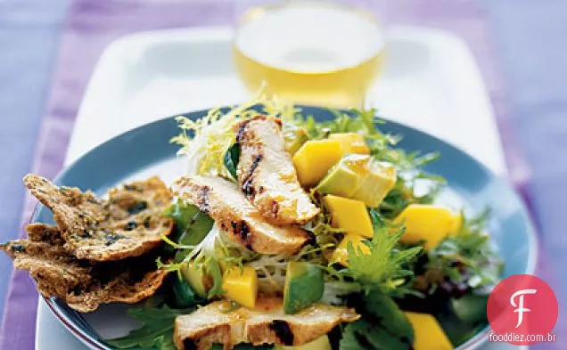 Salada de frango grelhado com abacate e manga