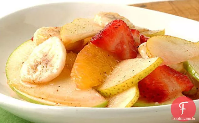 Salada de frutas frescas com noz-moscada-xarope de canela