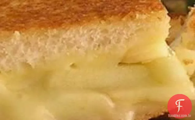 Sanduíche de maçã grelhada e queijo suíço