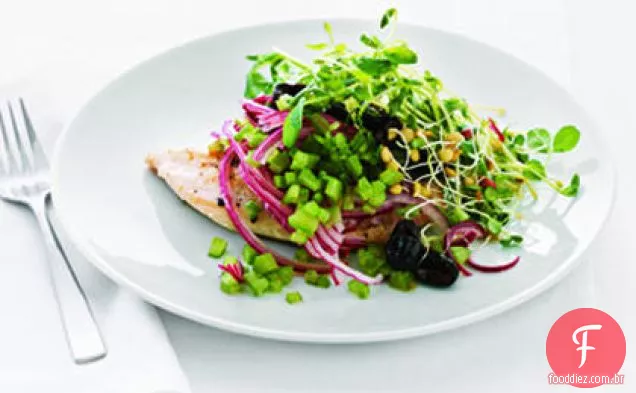 Frango Paillard com azeitona preta e salada de broto