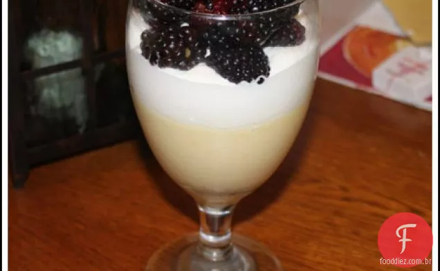 Creme com chantilly e amoras
