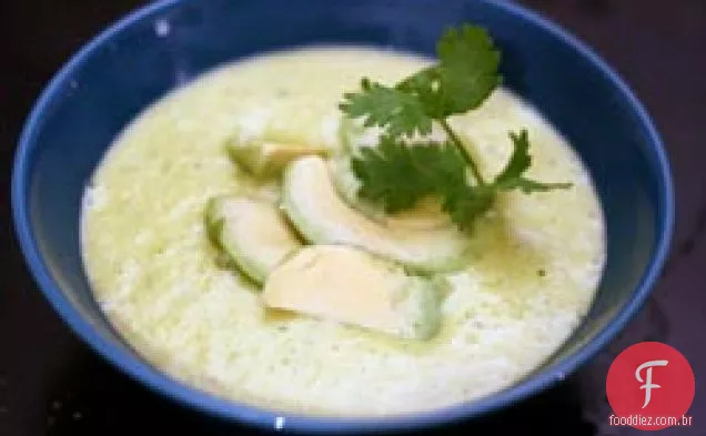 Jantar hoje à noite: sopa de milho doce com creme de abacate