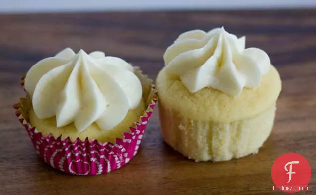Os Cupcakes amarelos do leitelho de Martha Stewart