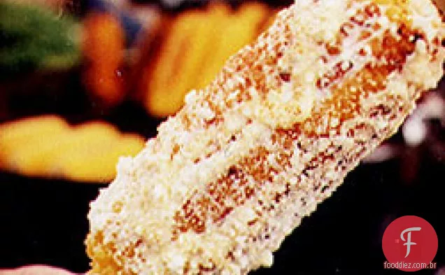 Milho grelhado a carvão na espiga com maionese, queijo e C